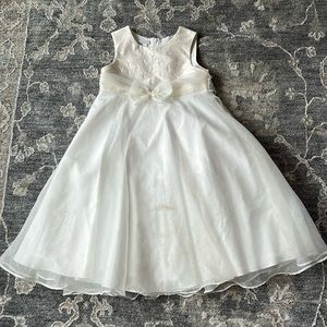 Girls Flower girl or First communion dress. Size 6x. Ivory in color.